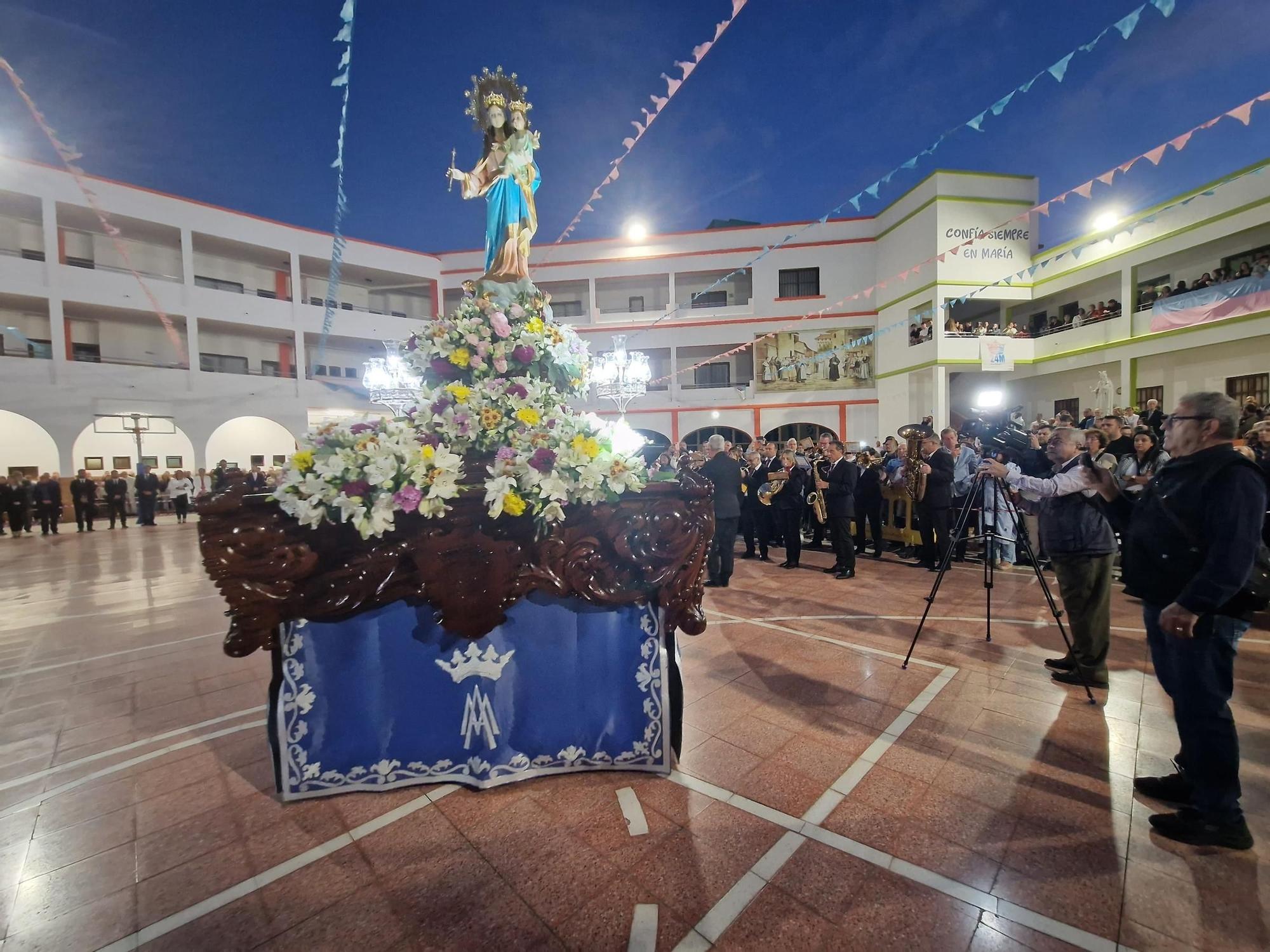 Procesión de la imagen de María Auxiliadora por las calles de San Gregorio, en Telde