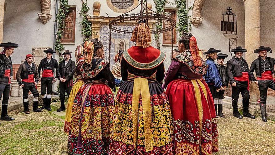 La agrupación Don Sancho posando con trajes regionales. | Cedida