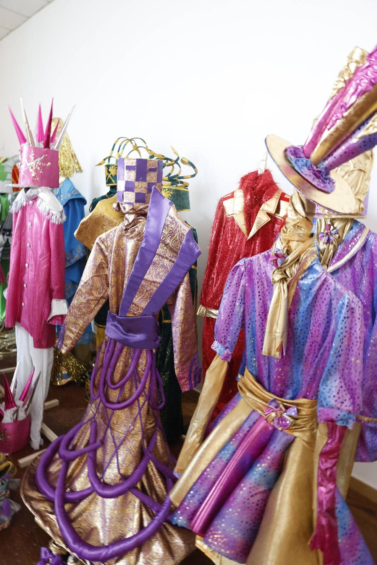 Los preparativos de la exposición de la charanga gijonesa "Los Restallones" por sus 25 años, en imágenes