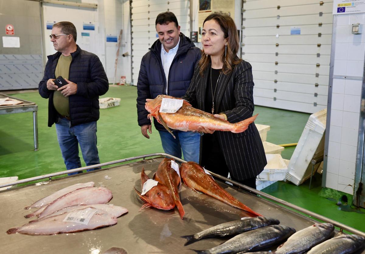 O alcalde e a conselleira do Mar na poxa de peixe na lonxa de Laxe.