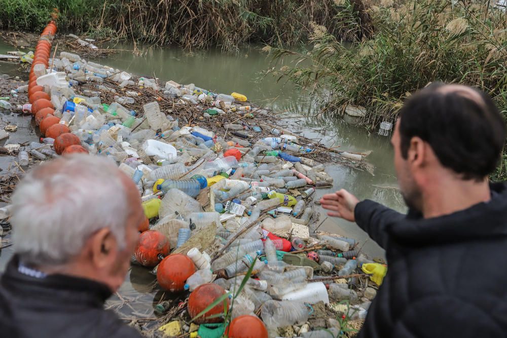 La Conselleria de Medio Ambiente y la CHS impulsan medidas para evitar la contaminación del Segura en la Vega Baja por sólidos flotantes.