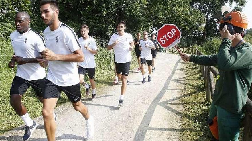 Paso de los futbolistas por uno de los puntos intermedios de la senda fluvial.