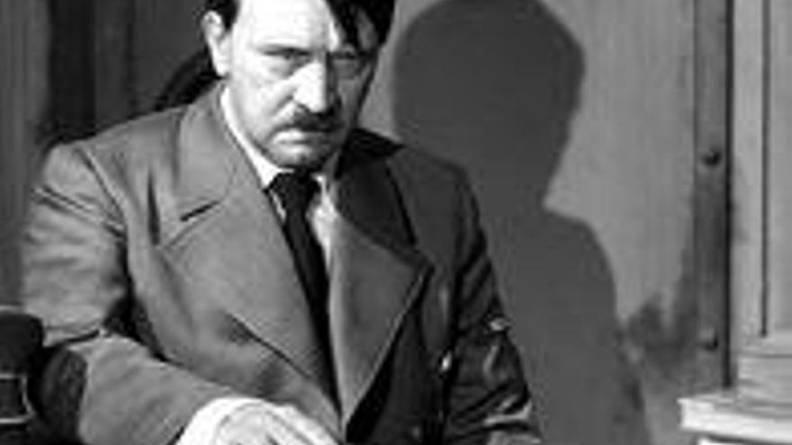 Adolf Hitler en su escritorio antes del &quot;atentado&quot;... Y poco después la mesa ya sin su ocupante. / reuters