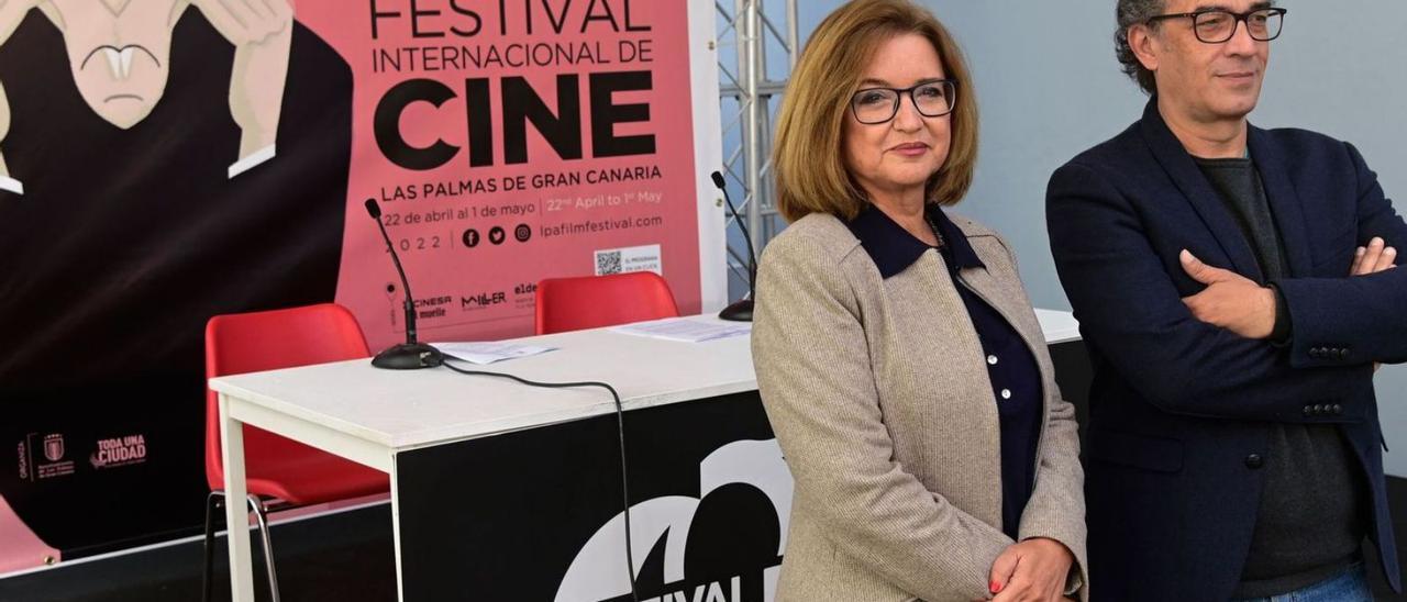 Encarna Galván, concejala de Cultura, y Luis Miranda, director del Festival.