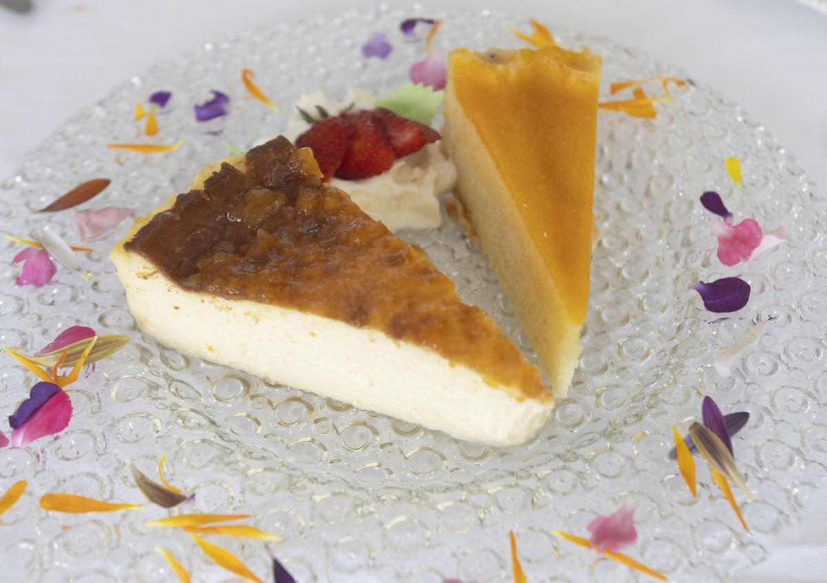 Tarta de queso y coca de níspero.