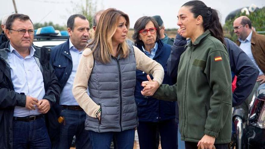 La presidenta de la Junta de Andalucía, Susana Díaz, consuela a una vecina afecta por las fuertes lluvias caídas durante la noche en esta localidad de Málaga.