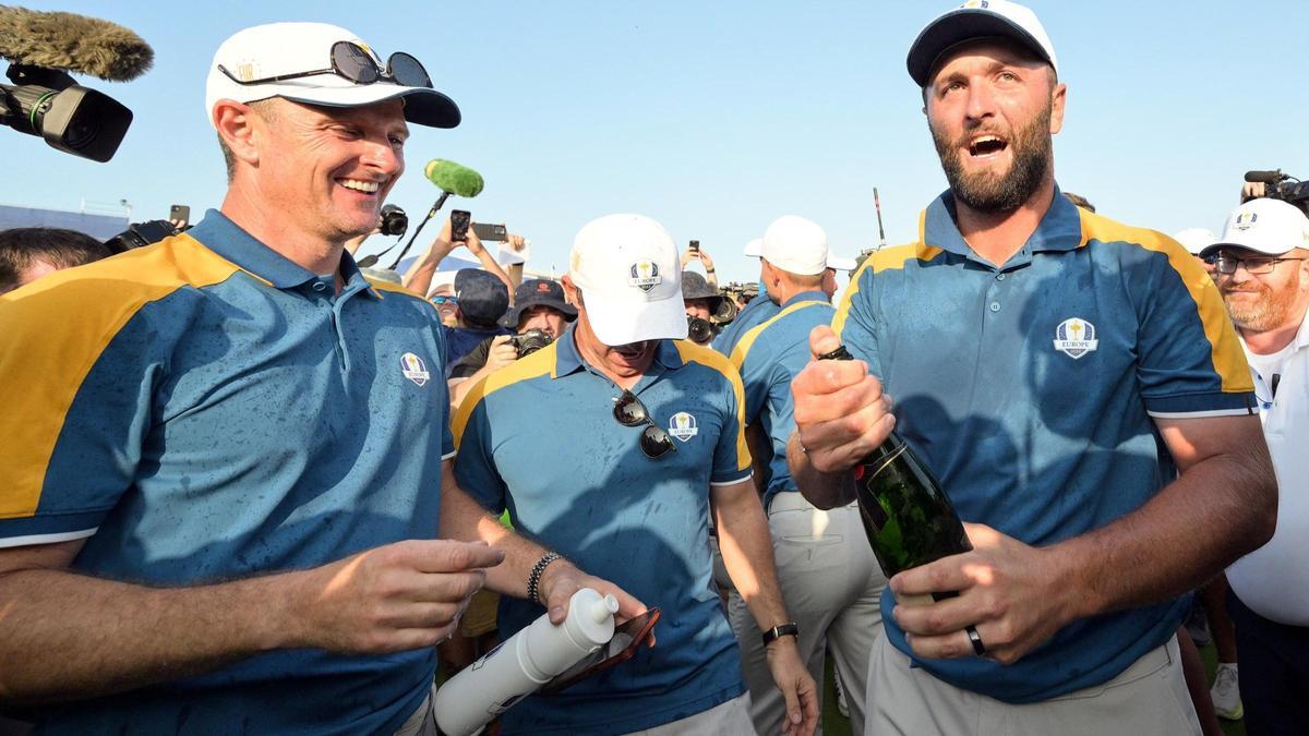 Jon Rahm y Justin Rose celebran el triunfo de Europa sobre Estados Unidos en la Ryder Cup jugada en Italia.