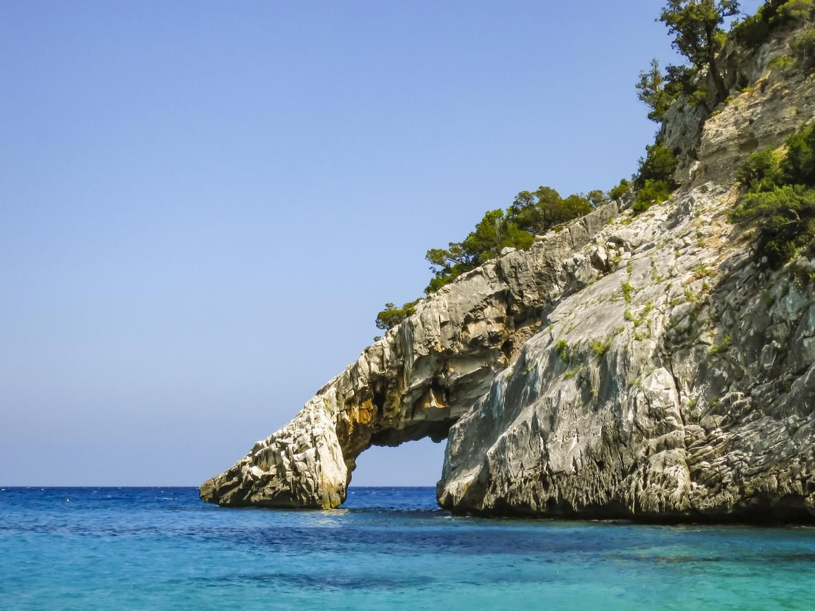 El arco de piedra funciona como entrada natural a la bahía