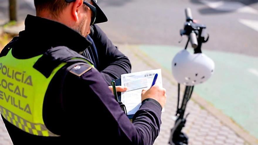 Las nuevas multas a patinetes en Sevilla se retrasan hasta Semana Santa: la Policía no sancionará hasta el 27 por no llevar casco o chaleco reflectante