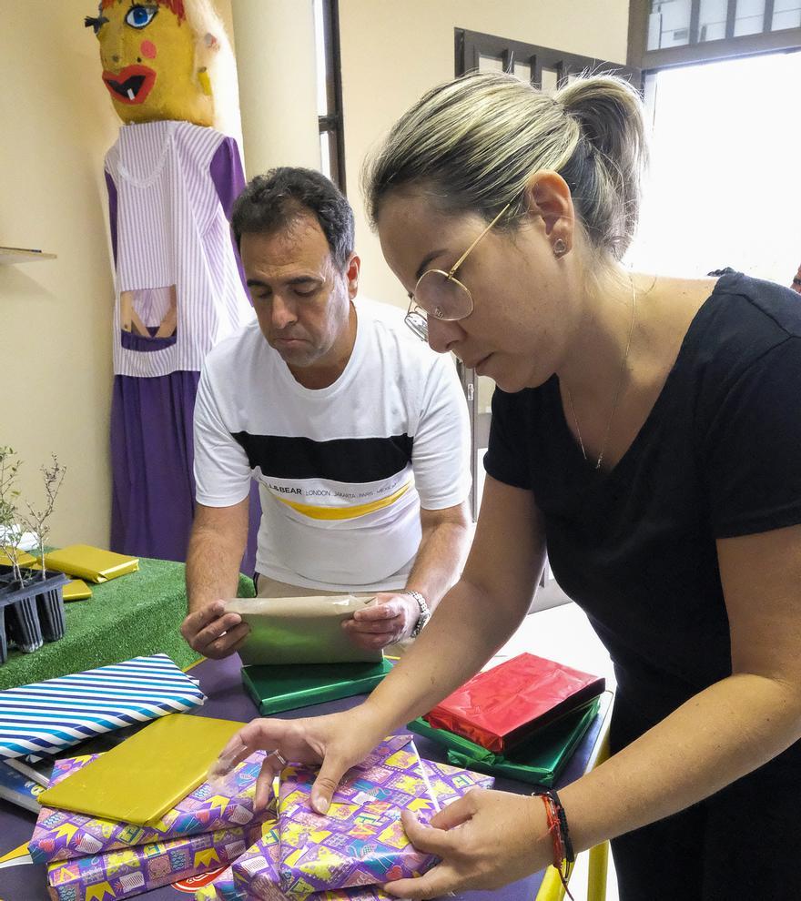 Dos de los miembros de la asociación, Elio González y Erica Torres, envolviendo algunos ejemplares.