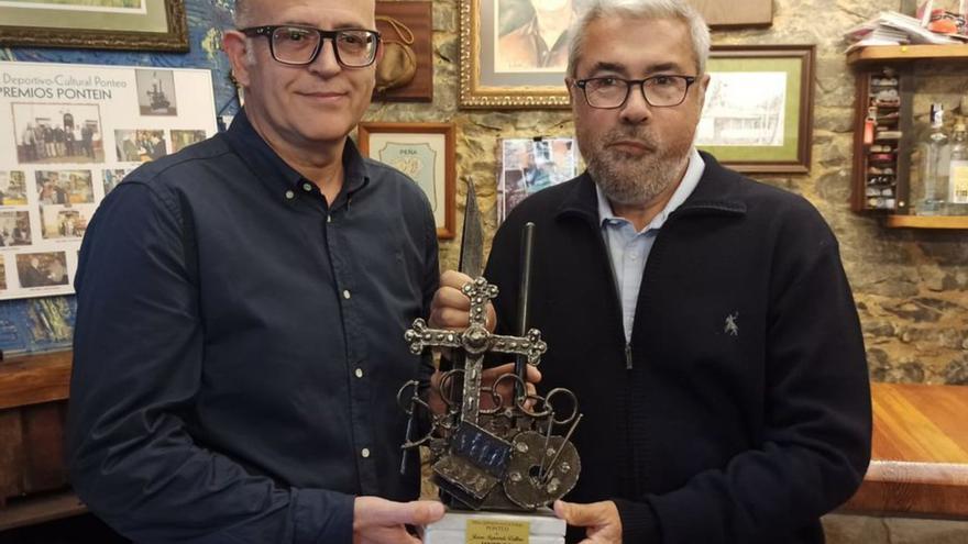 Jaime Izquierdo, a la derecha, recibe el premio del presidente de la Peña Deportiva y Cultural Ponteo, Marcos García.