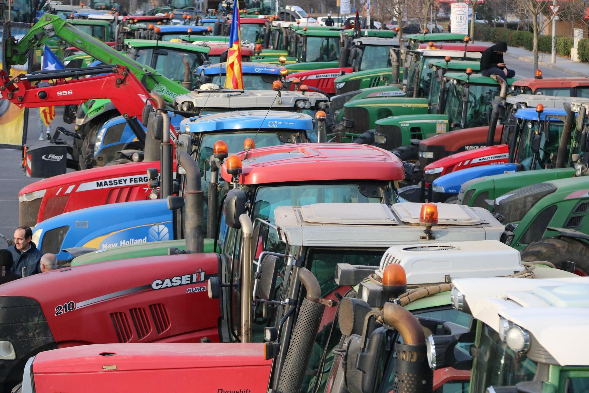 Més de 200 tractors es concentren a Girona