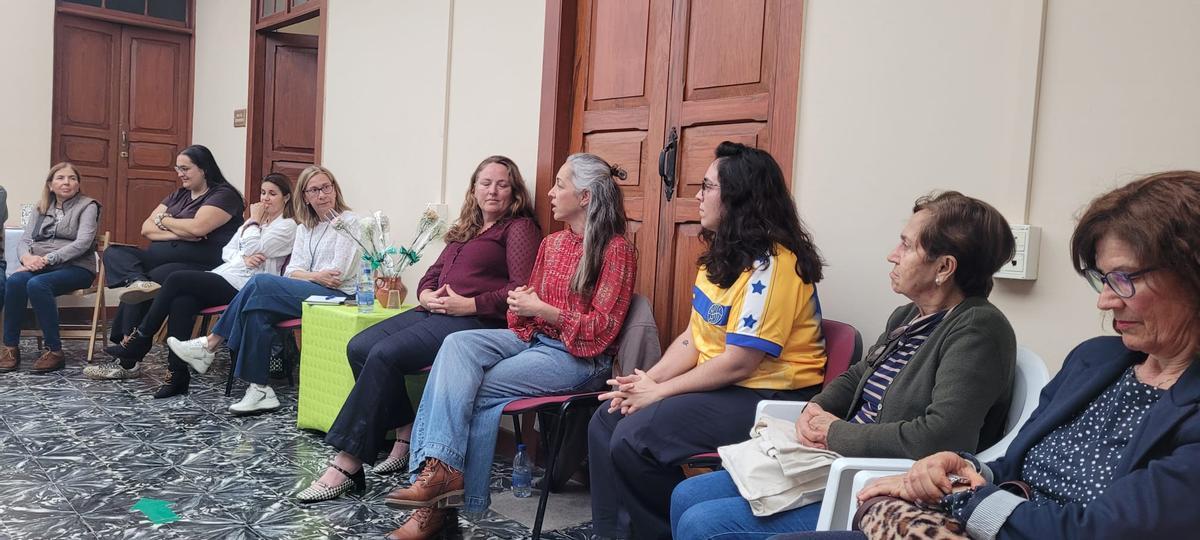 A la izquierda, de blanco, Patricia Glez, luego Ángeles San Ginés, Inma Herrera y Virginia Arencibia.