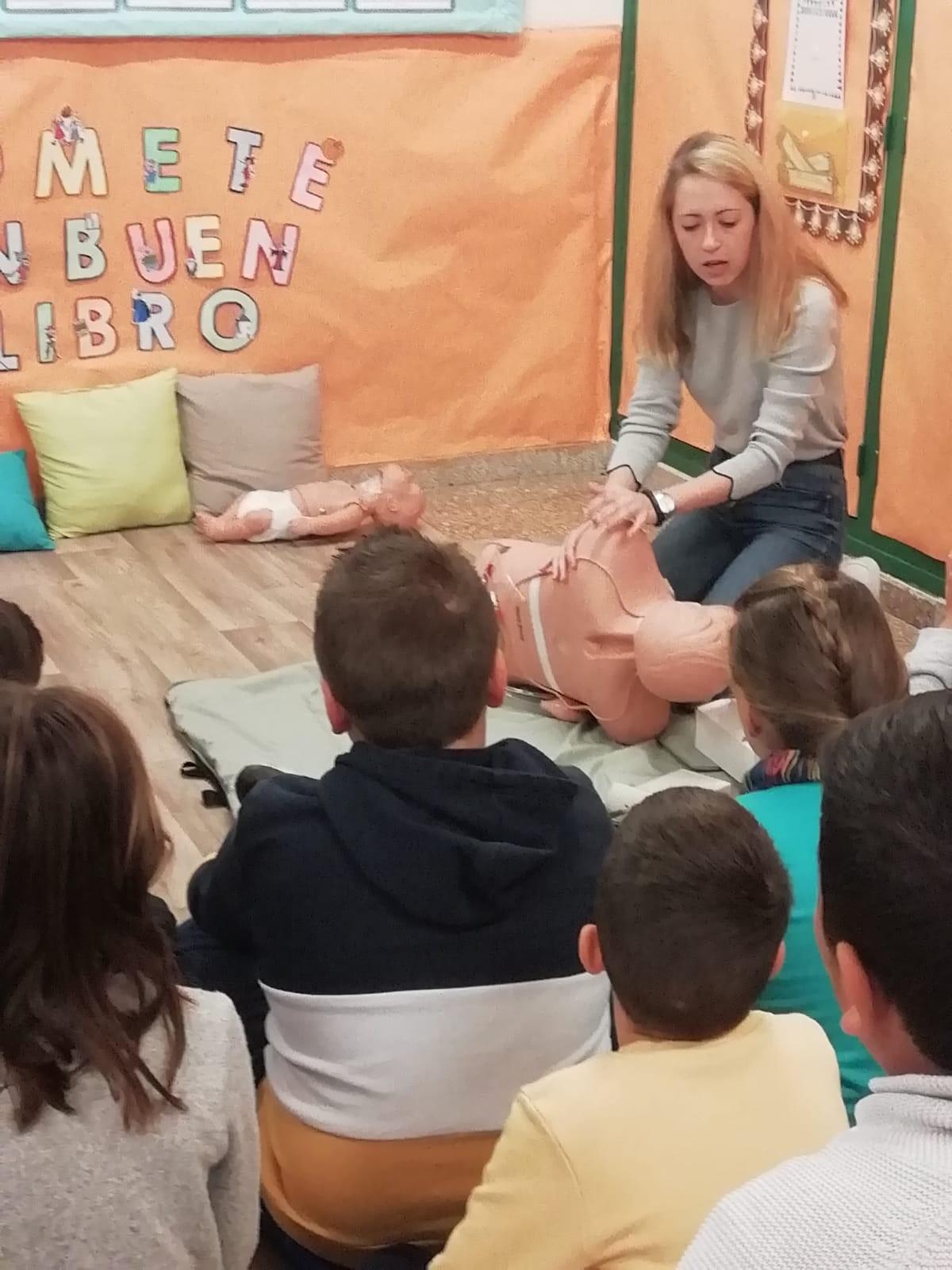 Para los estudiantes de Enfermería, participar en la Escuela de Salud CEU supone una oportunidad de aprendizaje práctica en la que pueden desarrollar habilidades de comunicación y educación para la salud.