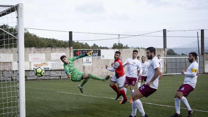 Un lance del partido disputado ayer entre los equipos de A Peroxa y Nogueira. // Enzo Sarmiento