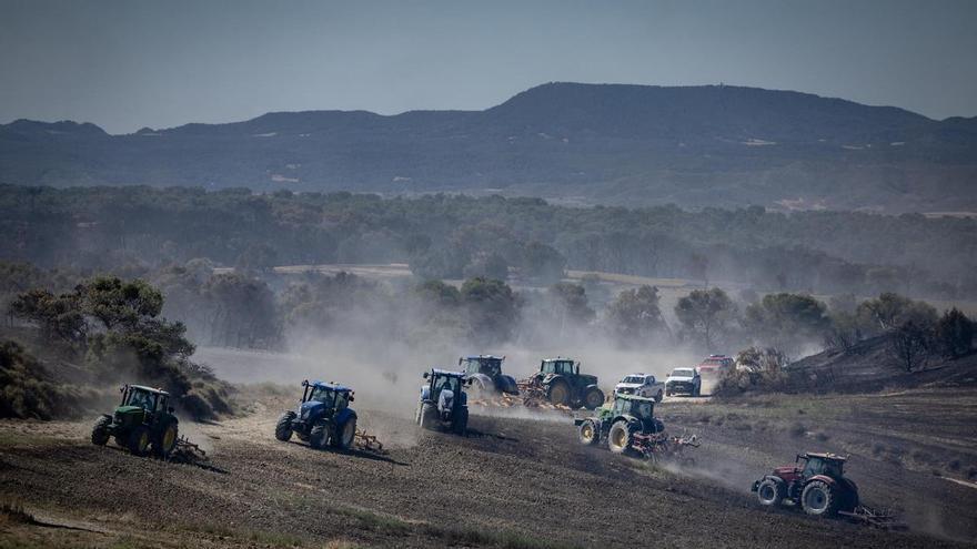 Tractores, bocadillos y solidaridad en el incendio de Leciñena: "El operativo se marchará, pero nosotros seguiremos subiendo al monte"