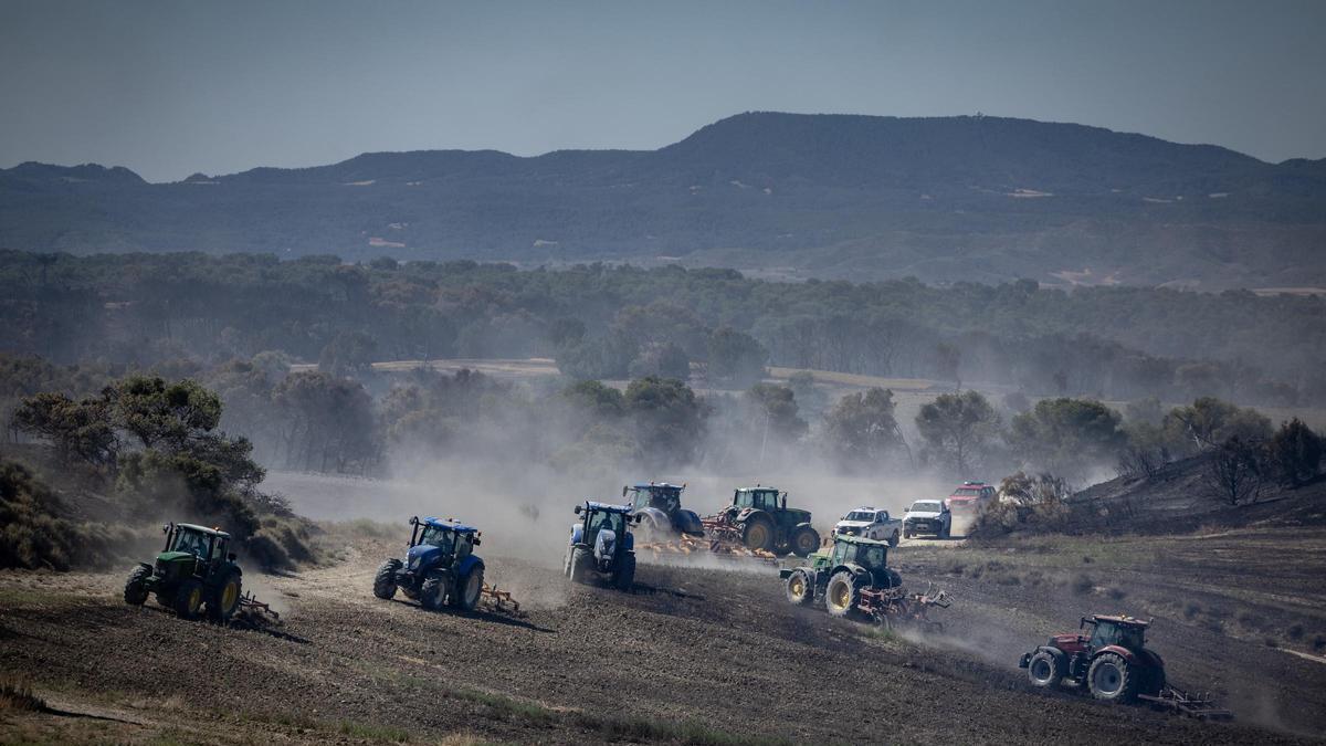 Tractores, bocadillos y solidaridad en el incendio de Leciñena: "El operativo se marchará, pero nosotros seguiremos subiendo al monte"