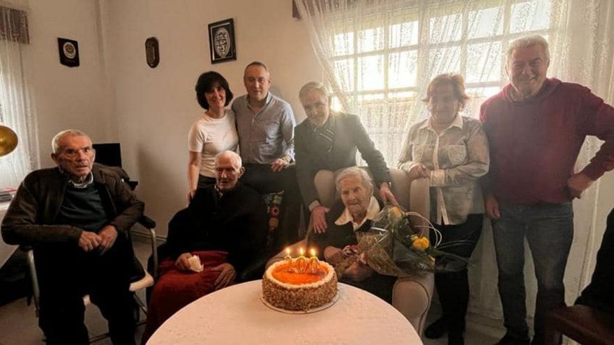 Luis Taboada felicita a una pareja centenaria de Carbia