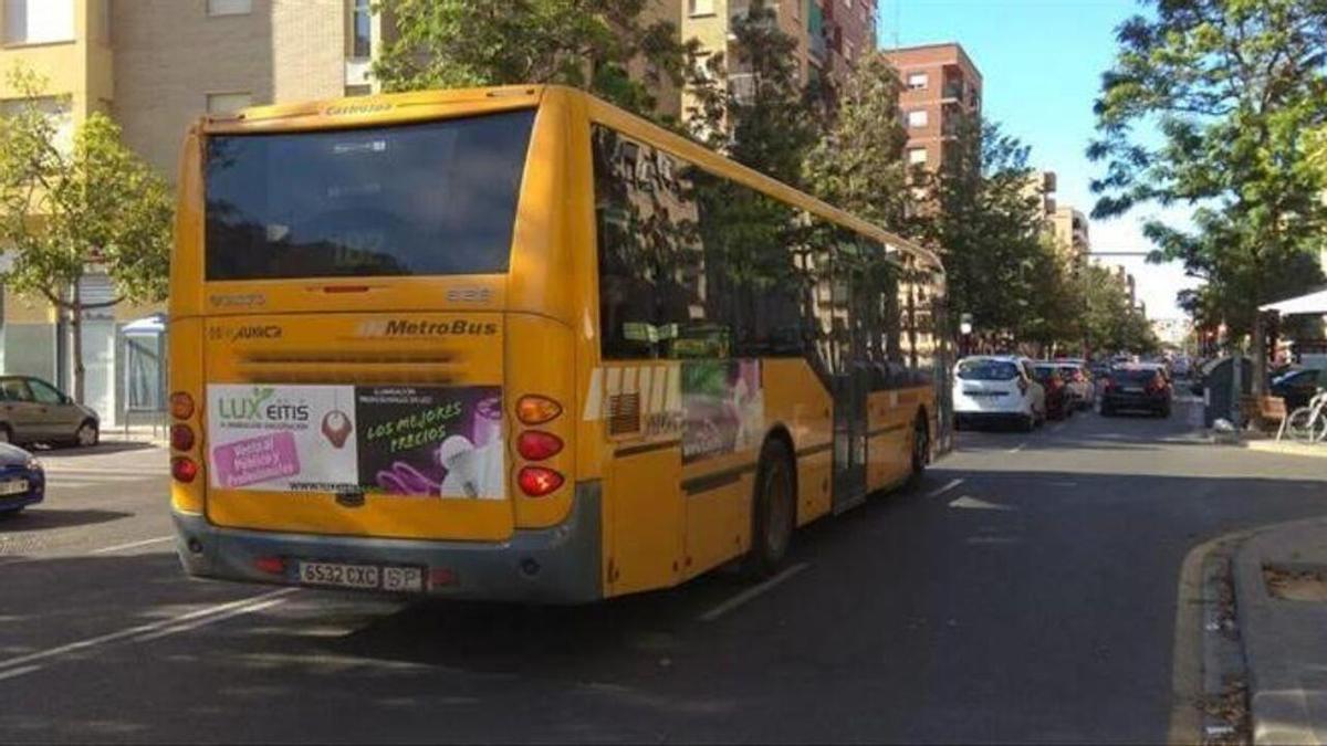 Autobús de la Línea 5 que cubre Silla -Valencia, a su llegada a la capital.