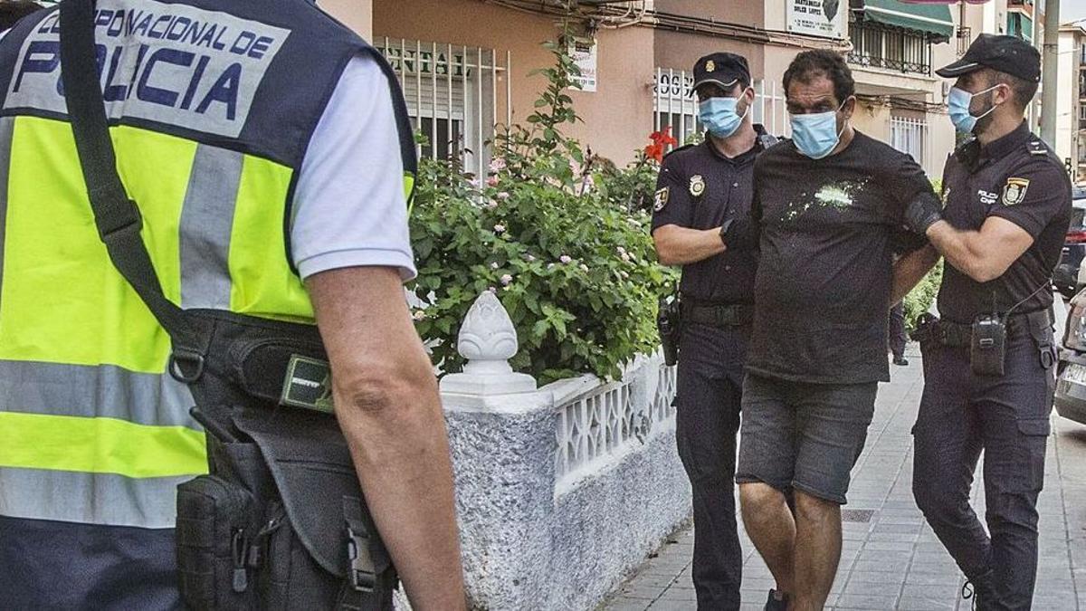 La Policía Nacional traslada ayer al detenido al domicilio de Alicante donde rescataron a la mujer en estado inconsciente