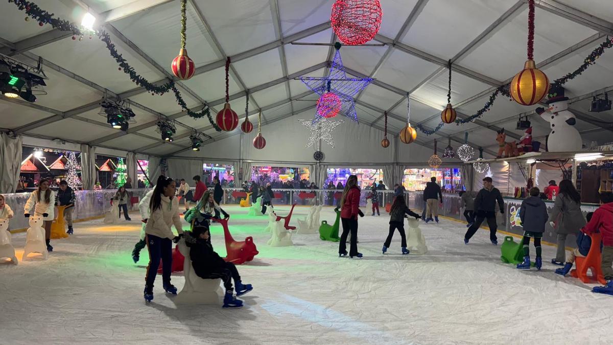 Pista de patinaje sobre hielo en Navidad Park
