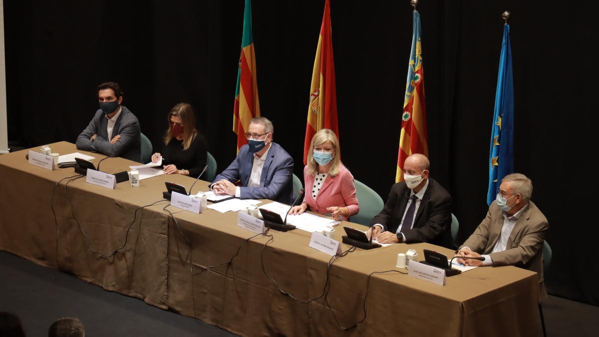 Imagen de la mesa de autoridades con el nuevo presidente, su predecesor y la consellera Bravo, entre otros.