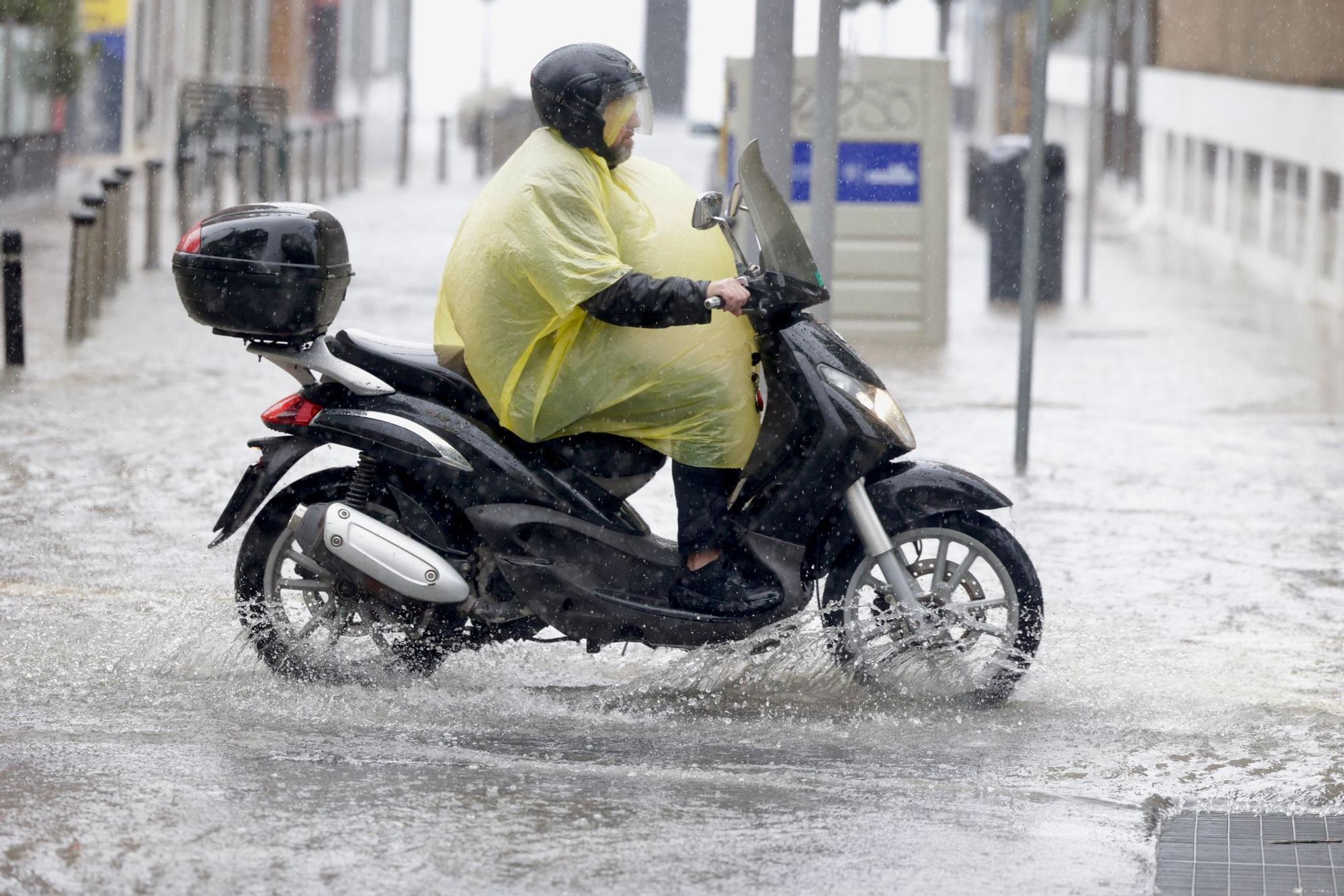 La lluvia inunda las calles de Benidorm