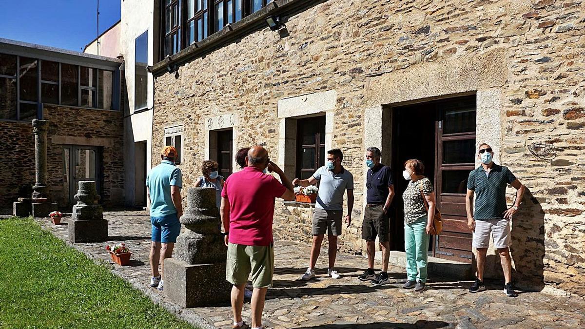Turistas a la puerta del Centro de Visitantes de Alcañices. | Ch. S.