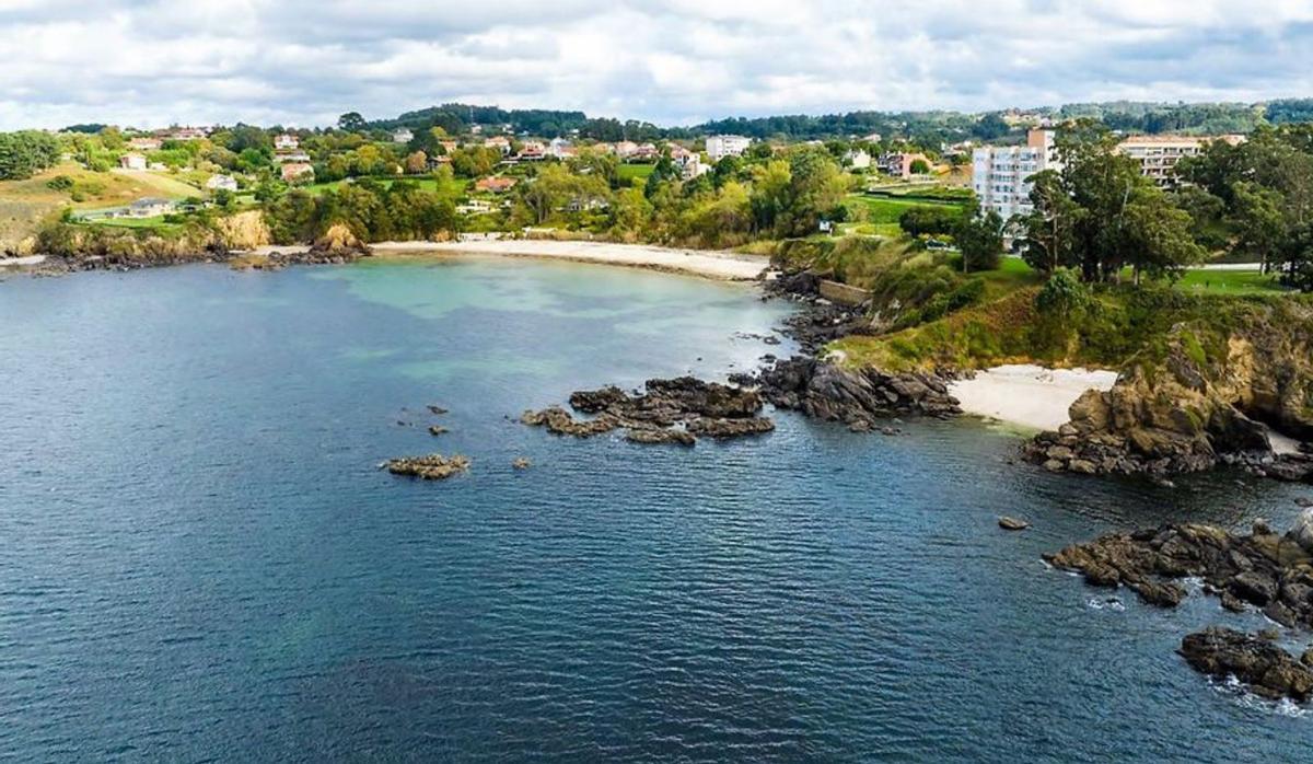 Playa de Naval, donde comienza la senda hasta Canide. | LOC
