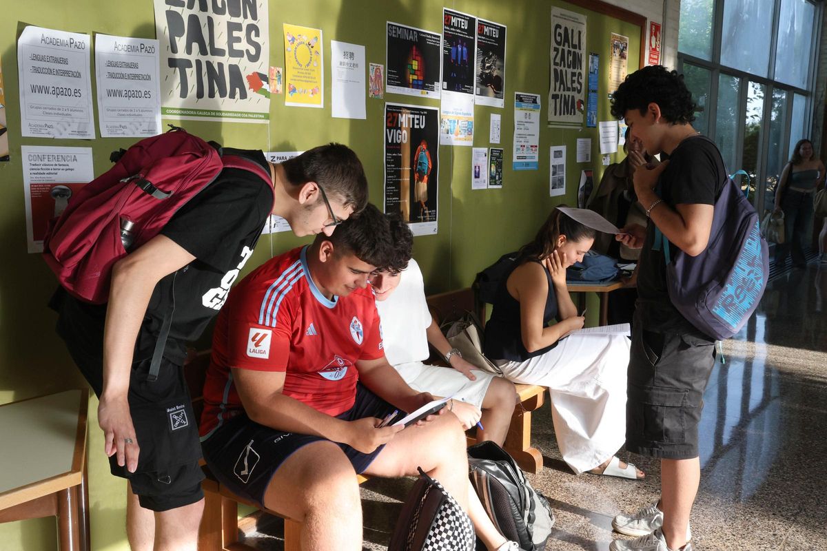 Alumnos de la PAU extraordinaria, repasando apuntes entre exámenes.