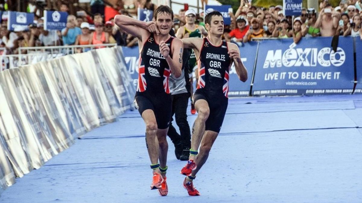 Alistair Brownlee ayuda a su hermano Jonathan a llegar a la meta del triatlon de México después de sufrir un golpe de calor.