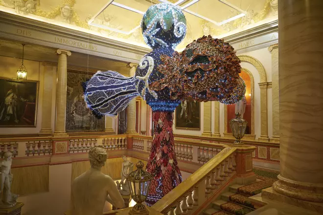 Moda, plástico, leds o llantas de coche: Joana Vasconcelos transporta a la modernidad el clasicismo del Palacio de Liria