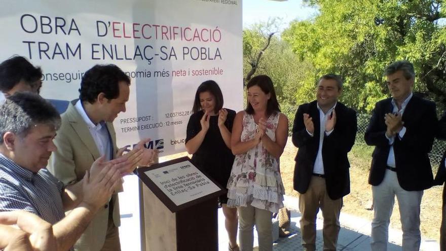 La presidenta Armengol, junto a otras autoridades tras colocar la primera piedra en sa Pobla.