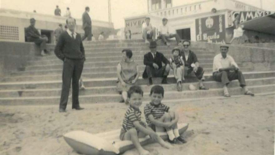 David, con su familia, durante su infancia en la playa de Riazor.