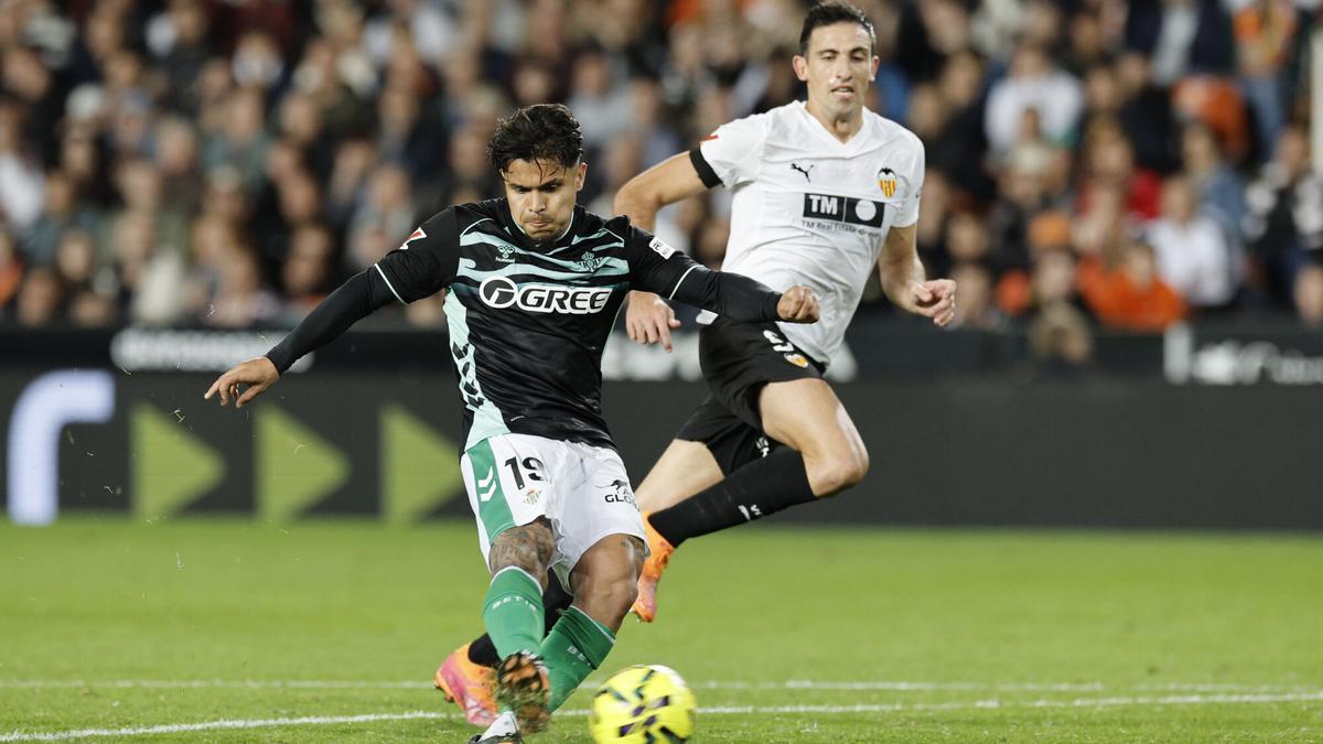 Cucho Hernández golpea para hacer el 0-1 del Betis en Mestalla ante el Valencia.