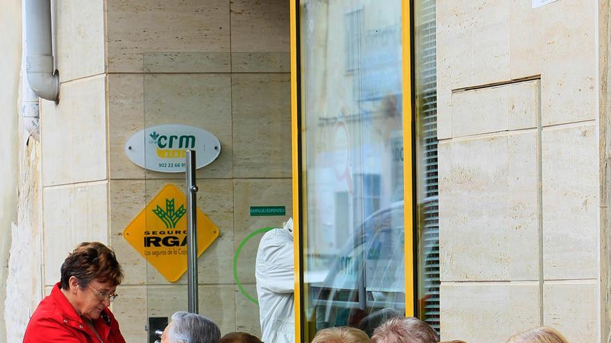 Pensionistas ante un banco valenciano, en una foto de archivo