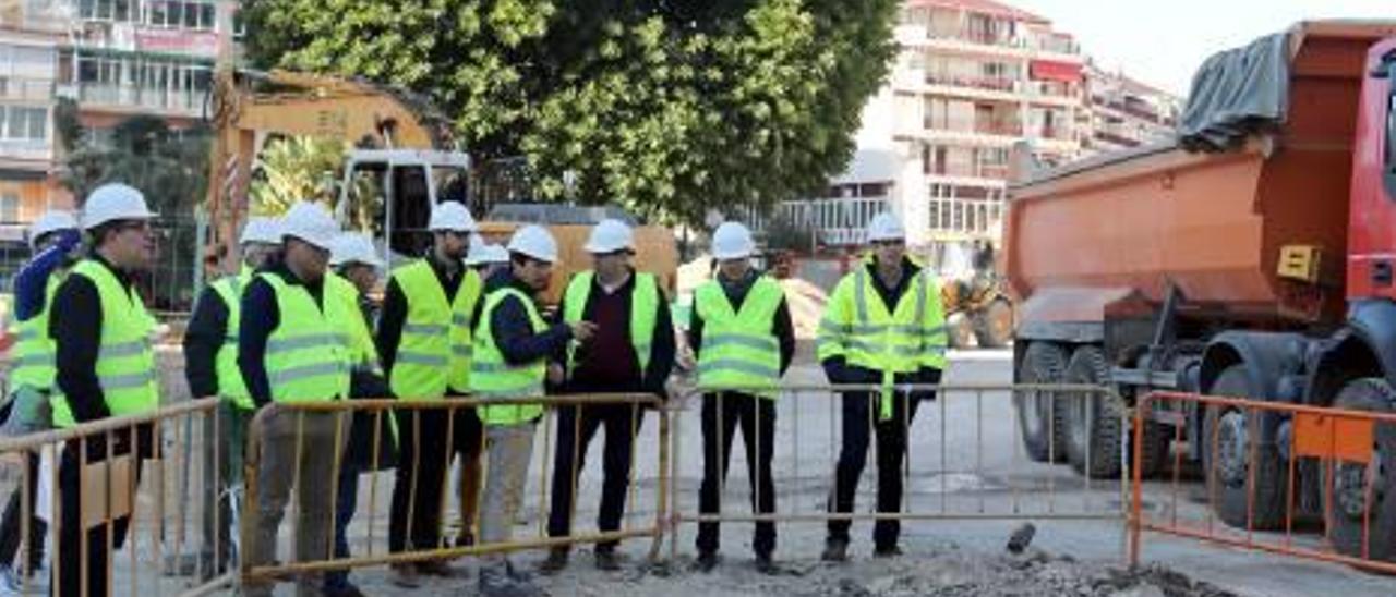 Miembros de la Corporación y técnicos, ayer, en las obras.