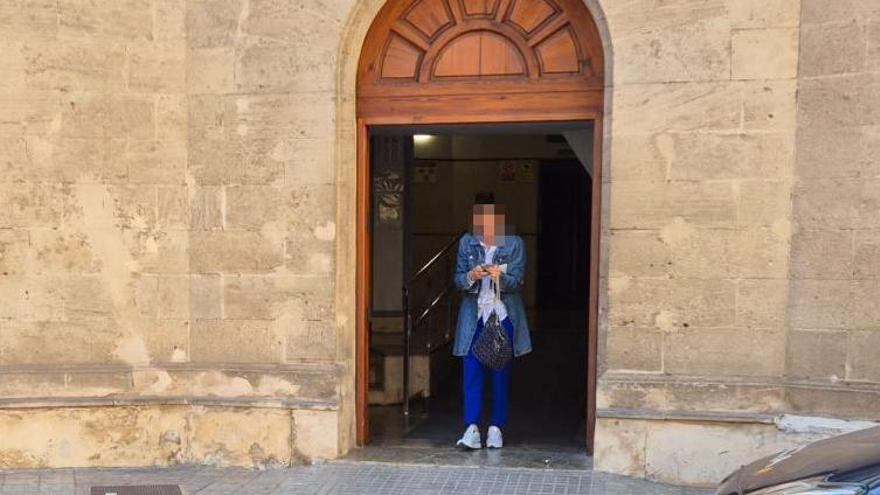 La mujer detenida por instigar el asesinato de su yerno, en los juzgados de Palma.