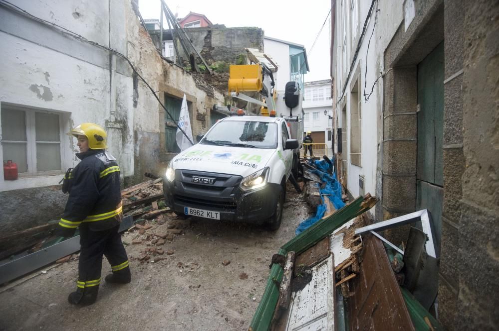 Dos casas en ruinas se derrumban en Betanzos