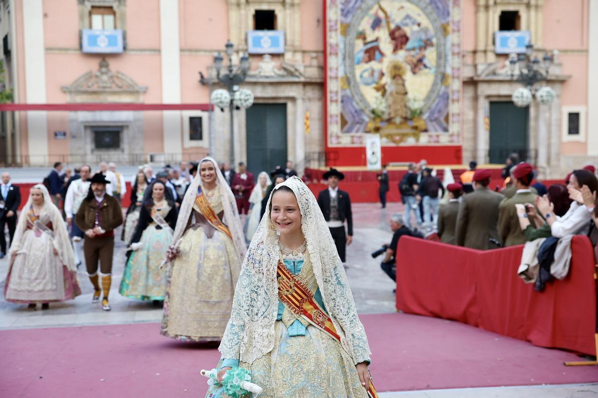 Carmen, Marta y la corte en la procesión de la Virgen de los Desamparados