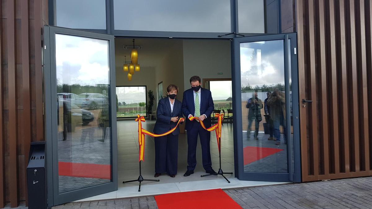 Francisca Carmona y Julián Florido inauguran el tanatorio.