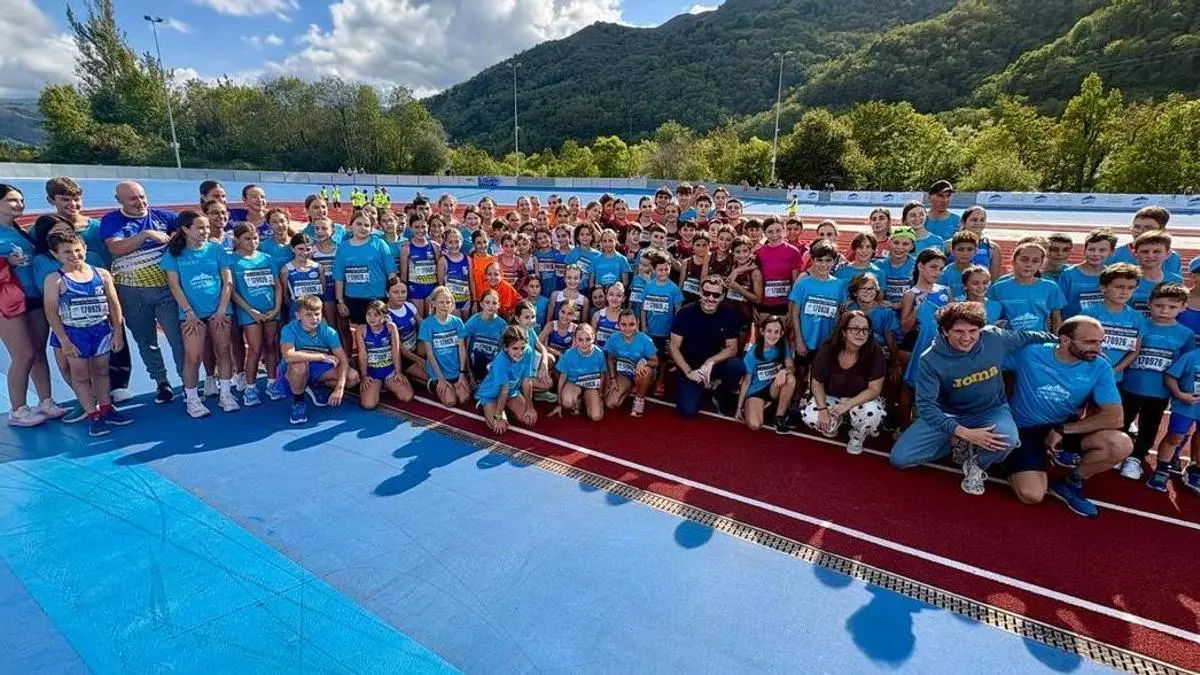 Laviana estrena sus esperadas pistas de atletismo con un centenar de jóvenes: "Son una pasada"