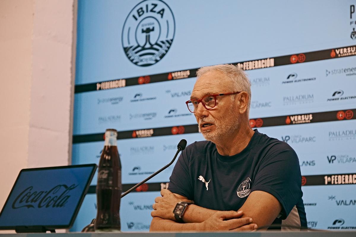 Miguel Álvarez comparece en rueda de prensa ante los medios de comunicación