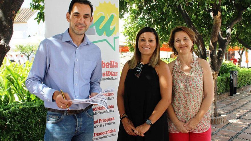 Los ediles Miguel Díaz y Victoria Morales, con Carmen Varo.