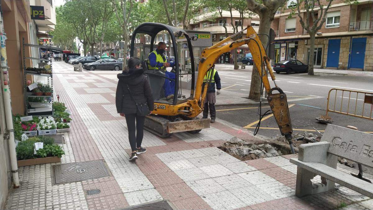 Obras de renovación de aceras y alumbrado en las Tres Cruces de Zamora.