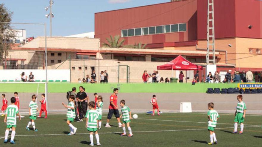 Futbolistas del equipo benjamín A del Sax antes de un partido en el campo El Pardo de Sax.