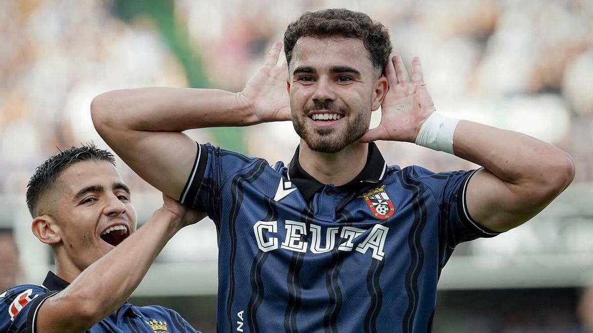Marcos Fernández se lleva las manos a las orejas durante la celebración de un gol con el Ceuta.