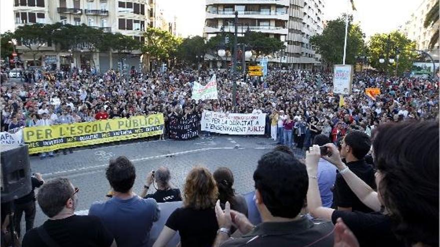 Miles de profesores llenaron la plaza de América de Valencia tras manifestarse por el centro sin incidentes.