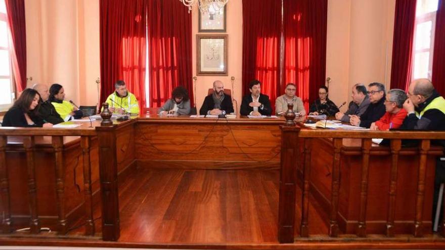 La reunión de hace unos días de la mesa sindical del Concello de Bueu. // Gonzalo Núñez