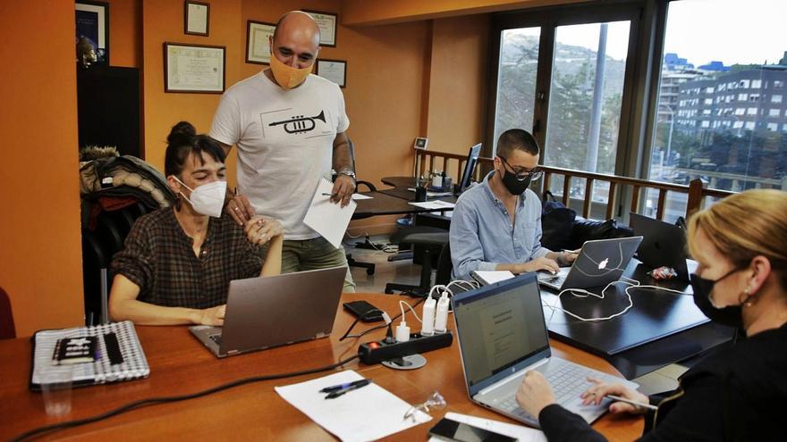 Enrique Camacho, el director (de pie), con miembros de su equipo.